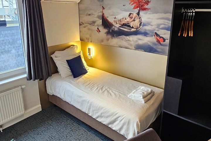Room 13 of 37