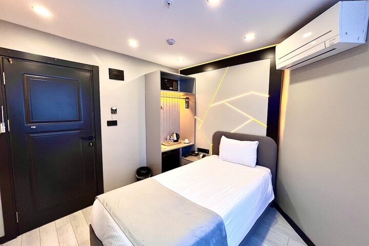 Room 27 of 41