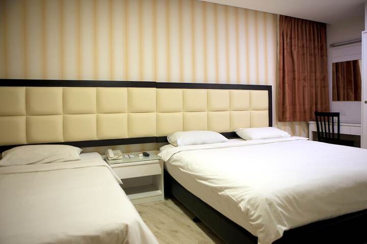 Room 13 of 21