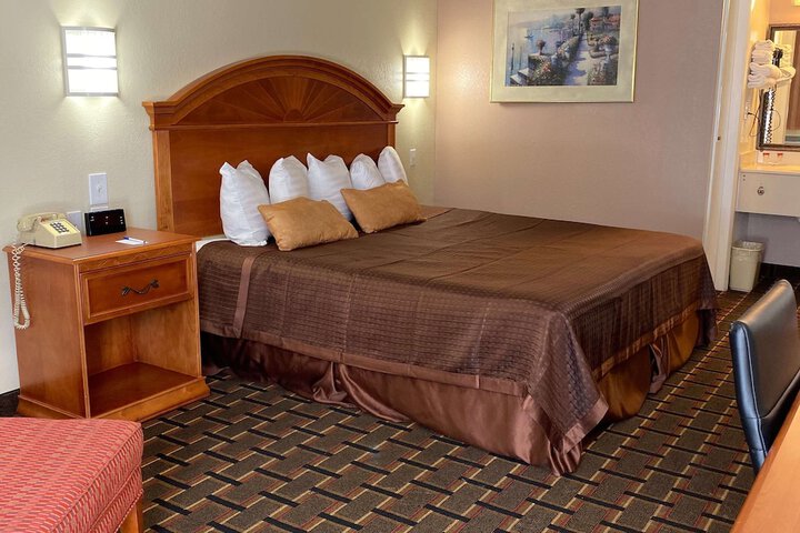 1 King Bed (3 of 17)