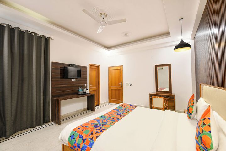 Room 10 of 28