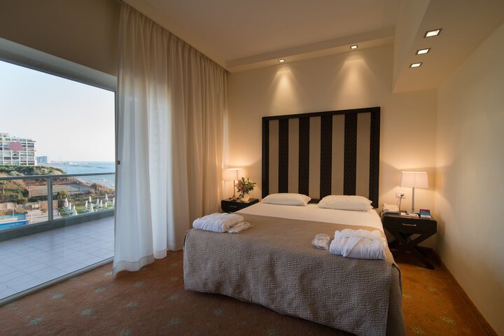 Room 6 of 75