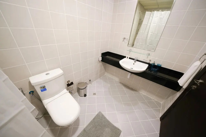 Room 6 of 12