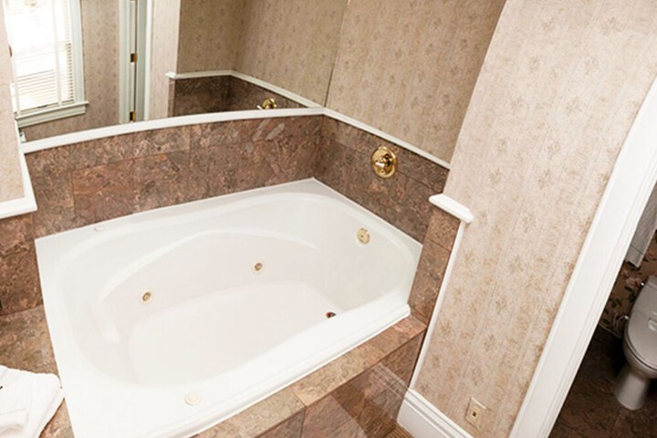 Jetted tub