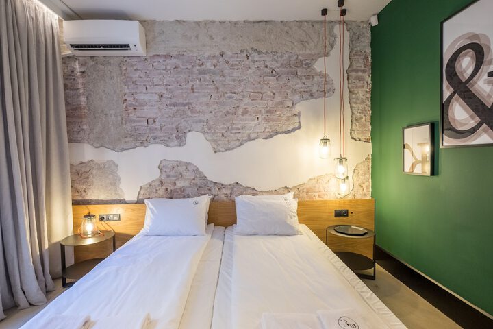 Room 26 of 76
