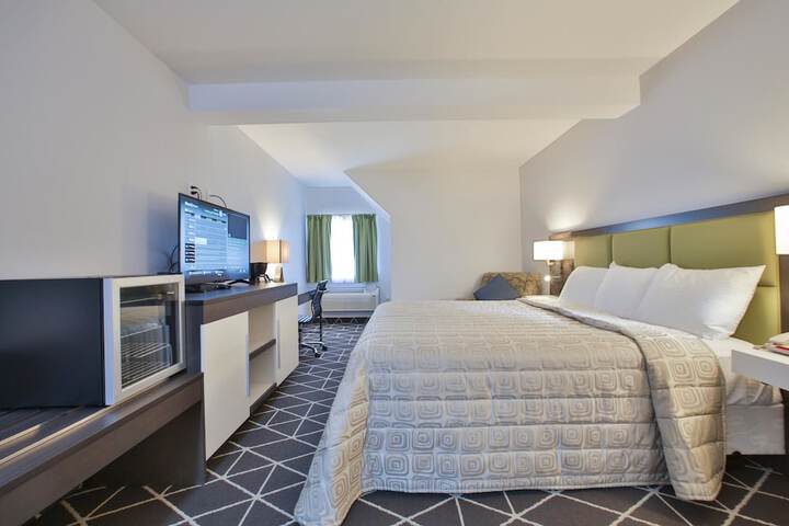 Honeymoon Single Room 1 Queen Bed No Windows (2 of 27)