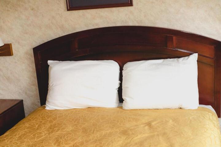 Deluxe Twin Beds (2 of 2)