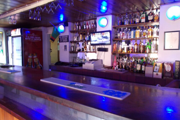 Lounge 22 of 37