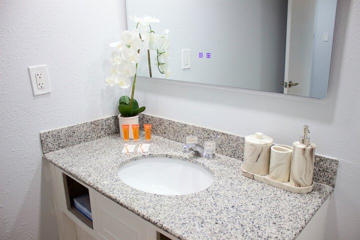 Ocean Front Suite Lower Floor Sleeps 6 (8 of 28)