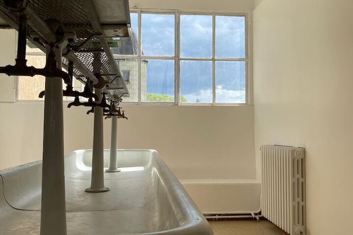 Room 4 of 8