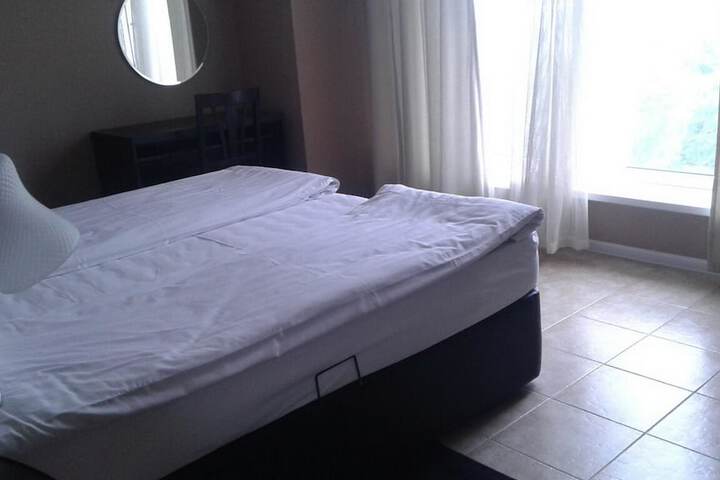 Room 10 of 32