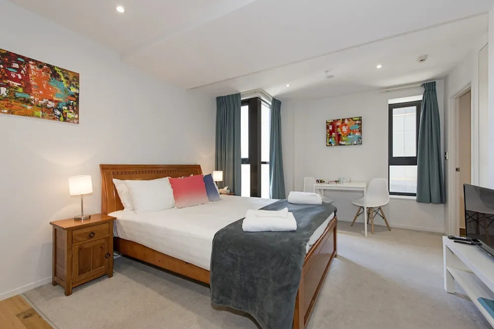 Colourful Bright Studio Queens Resid, Pool & Gym