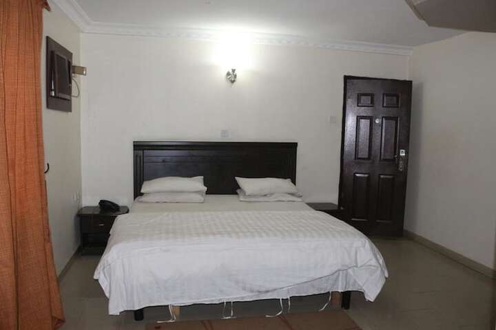 Room 10 of 18