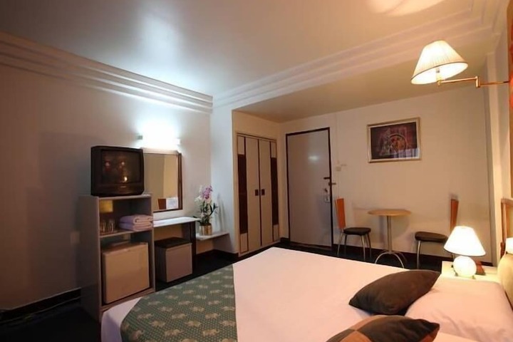 Room 28 of 44