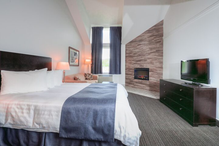 1 Queen Bed (3 of 18)