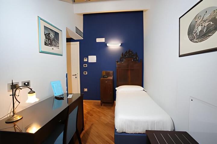 Room 7 of 18