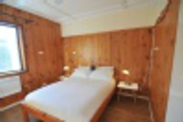 Room 52 of 693