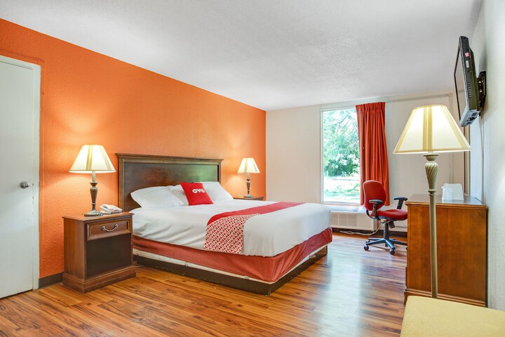 1 King Bed (5 of 12)