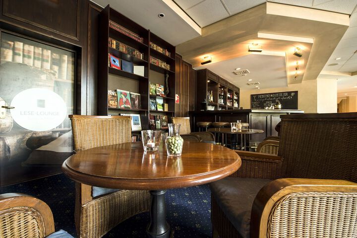 Lounge 44 of 58