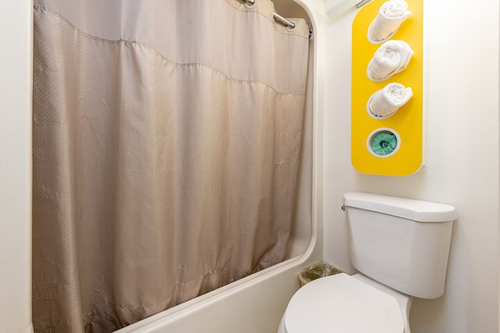 Classic 2 Double Beds Private Bathroom (4 of 13)