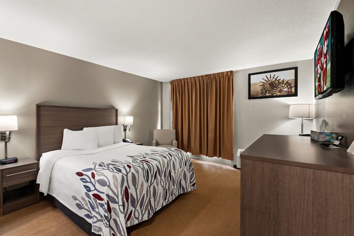 Deluxe Queen Bed (11 of 13)