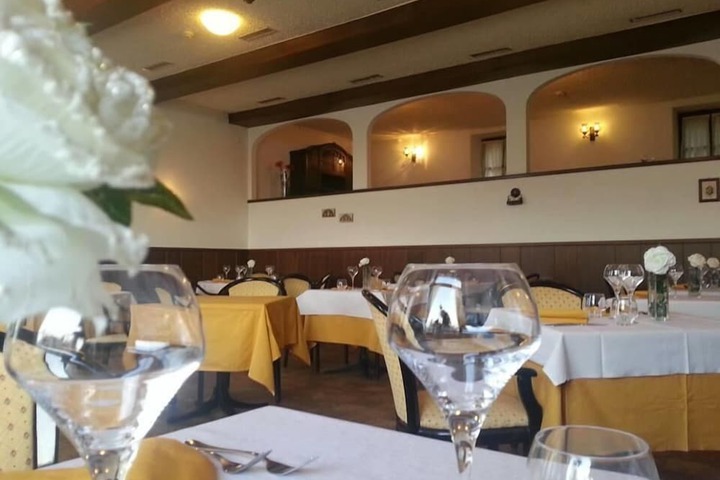 Dining 5 of 12