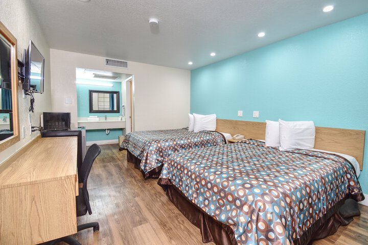 1 Queen Bed (11 of 12)