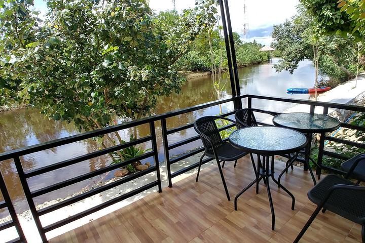 Thipburee Riverside Hotel