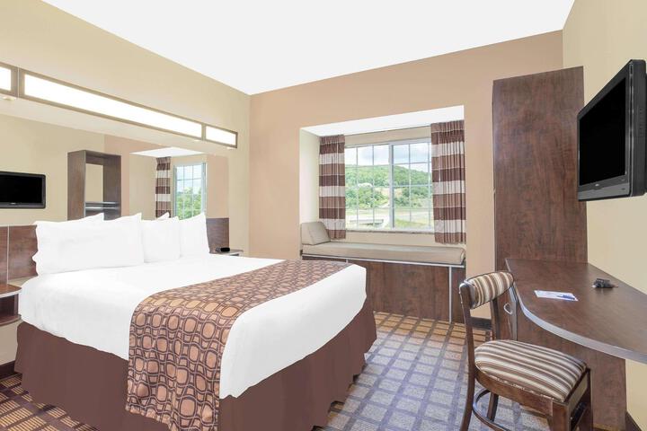 1 Queen Bed Accessible Room (7 of 19)