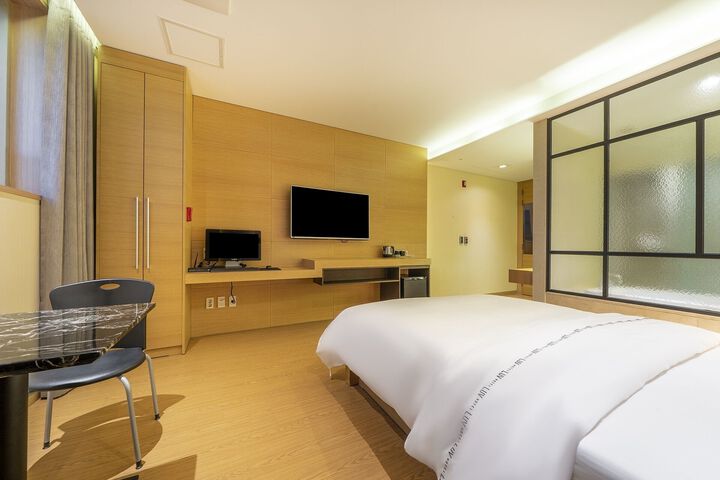 Room 12 of 21