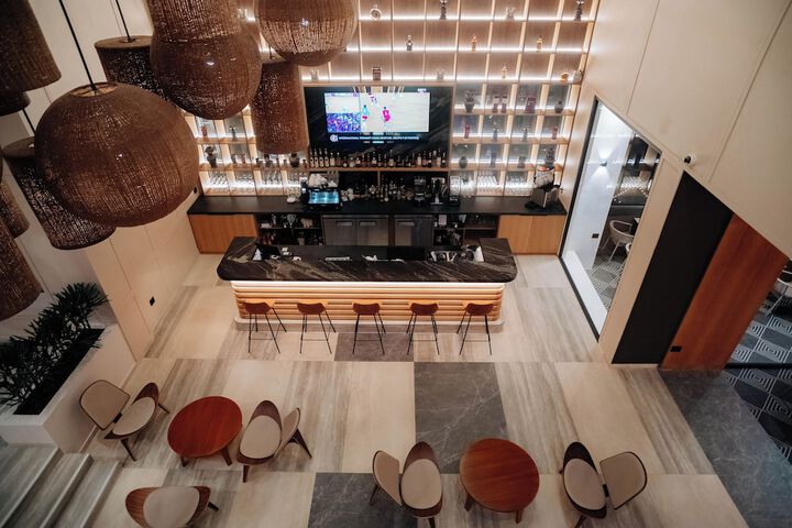 Lounge 56 of 77