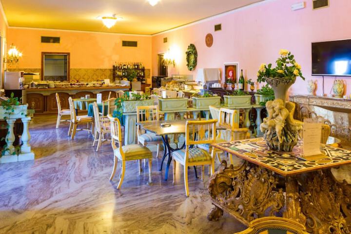 Breakfast area