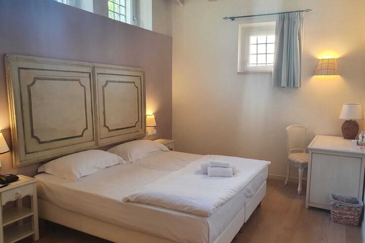 Room 33 of 75