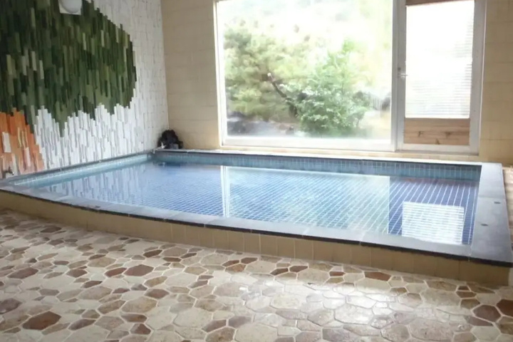 Pool 5 of 7