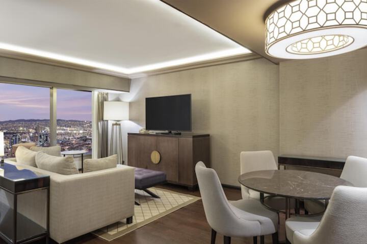 Room 93 of 243