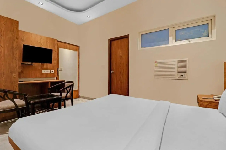 Room 6 of 14