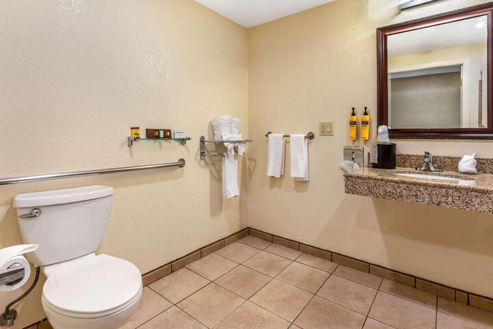 2 Queen Beds High Speed Internet Accessible Balcony or Patio Microwave and Refrigerator Full Breakfast (2 of 10)