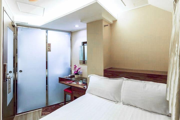 Room 13 of 42