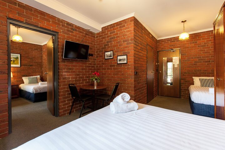 Room 10 of 28