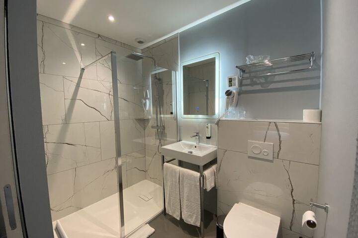Room 16 of 28