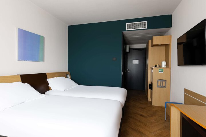 Room 27 of 111