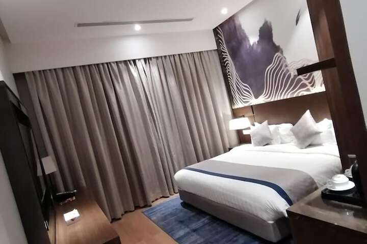 Room 10 of 37