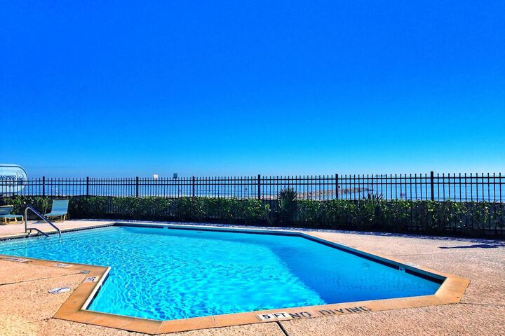 Hotel Pool