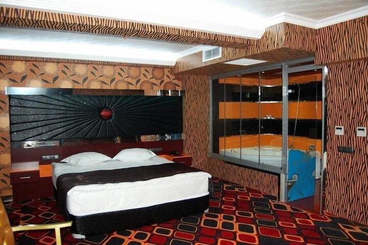 Room 10 of 18