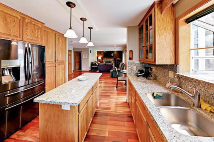 1985 Toppewetah St. Home 3 Bathrooms Home in South Lake Tahoe, CA