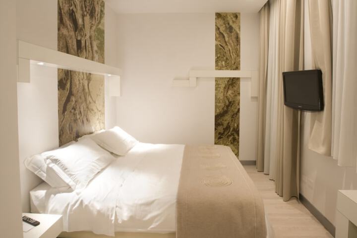 Room 27 of 88