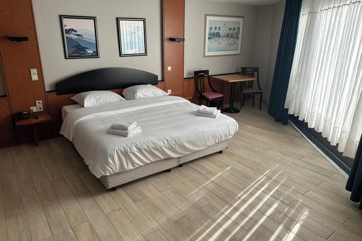 Room 33 of 37