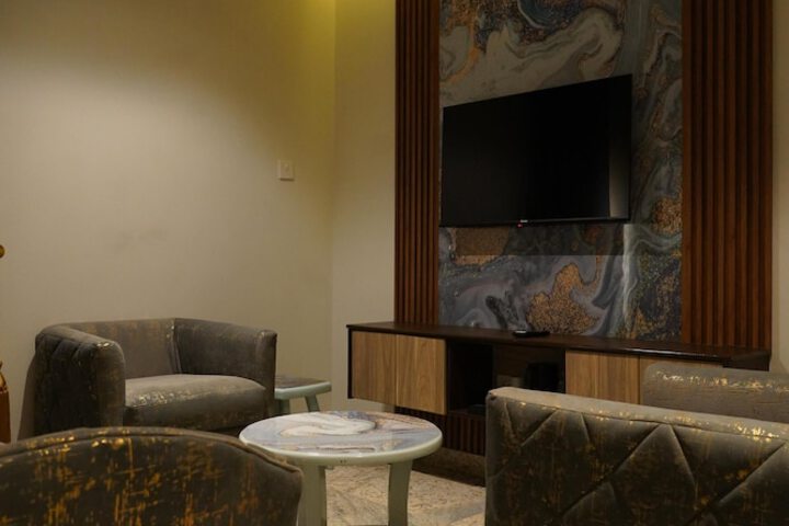 Room 6 of 10