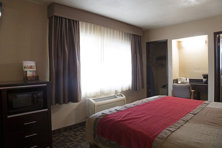 1 King Bed (1 of 18)