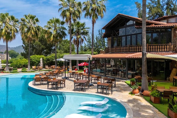 Hotel with Pool